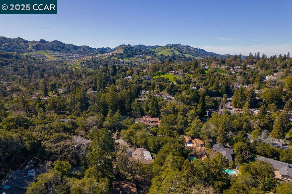 Orinda, CA 94563,26 Moraga Via