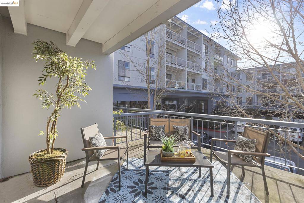 Emeryville, CA 94608-1651,8 Commodore #C261