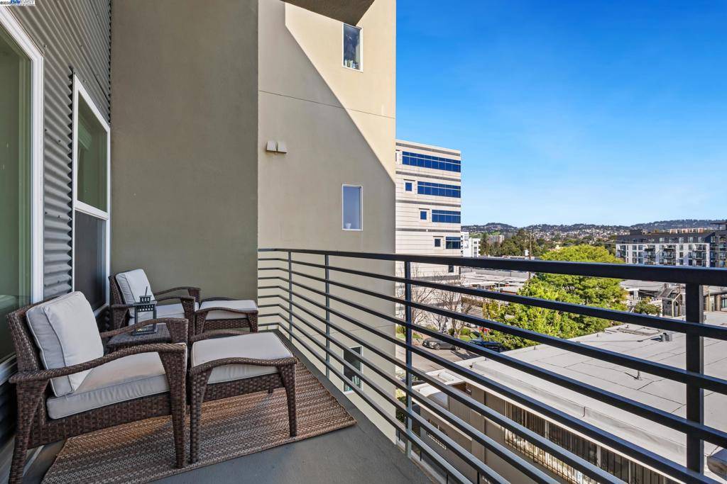 Oakland, CA 94609,371 30Th St #301