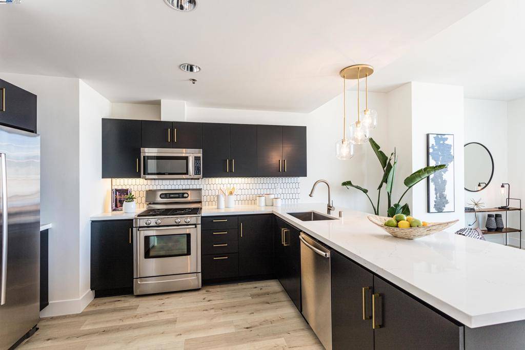 Oakland, CA 94607,222 Broadway #712