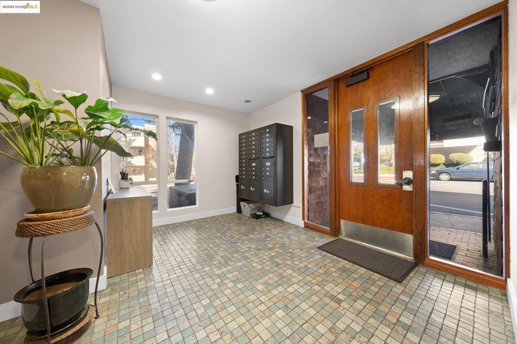 Oakland, CA 94611,127 Bayo Vista #108