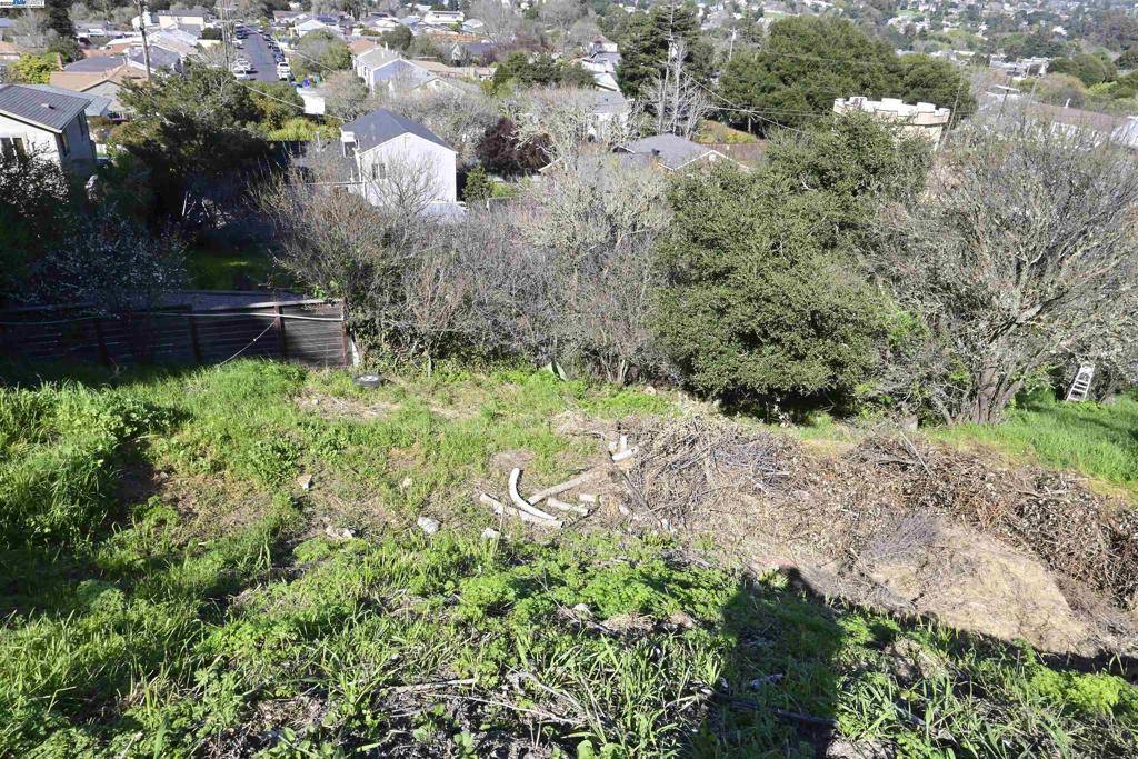 El Sobrante, CA 94803,3944 La Cima Rd