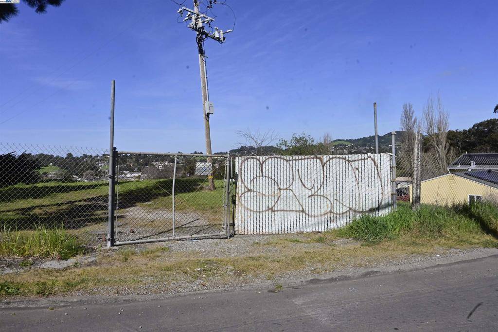 El Sobrante, CA 94803,3944 La Cima Rd