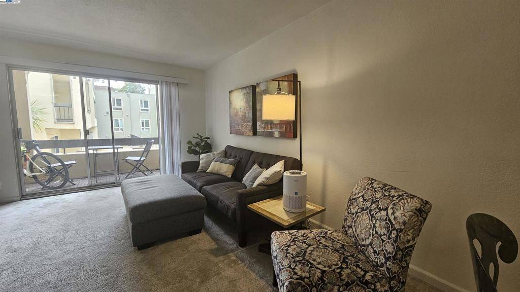 Oakland, CA 94610,Address not disclosed