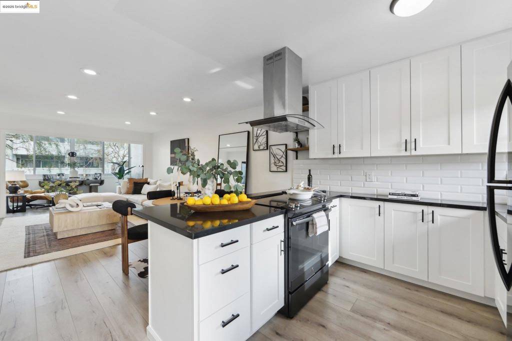 Alameda, CA 94501,325 Kitty Hawk Rd #208