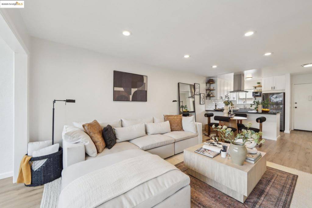 Alameda, CA 94501,325 Kitty Hawk Rd #208