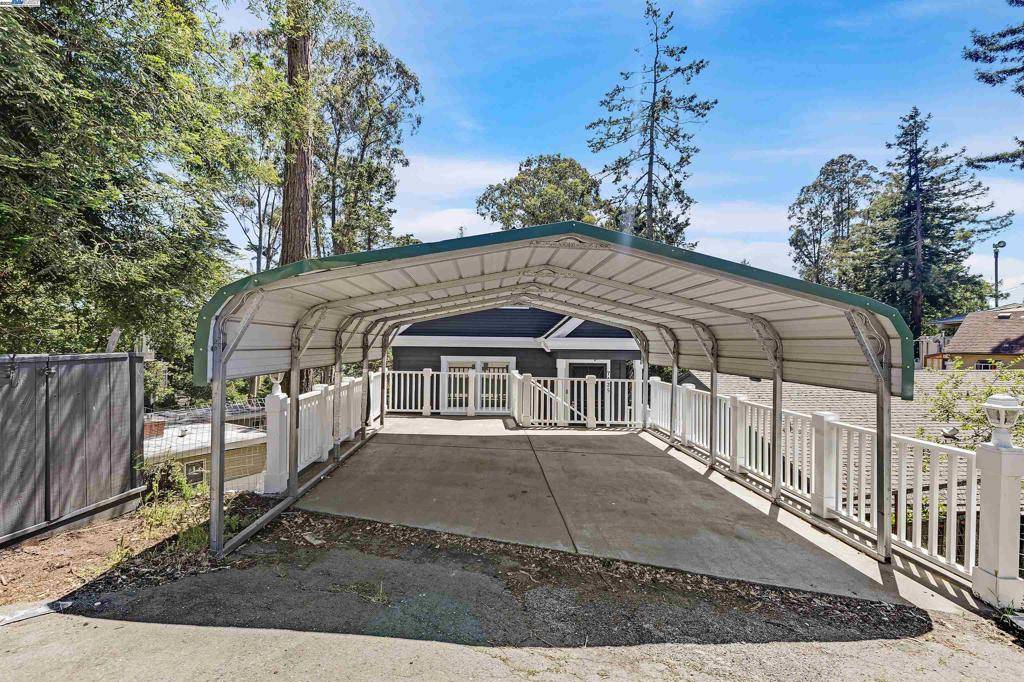 Oakland, CA 94611,7425 Skyline Blvd