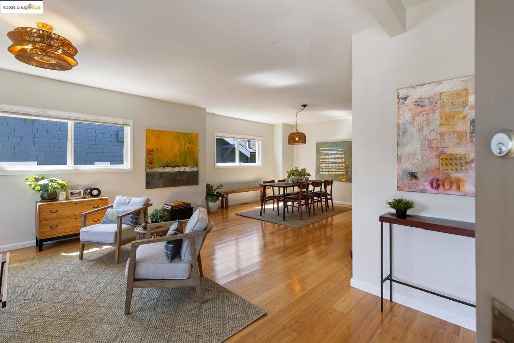 Oakland, CA 94618,5107 Desmond St