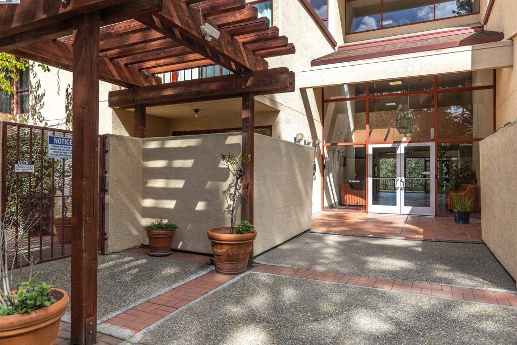 Hayward, CA 94542,25912 Hayward Blvd #205