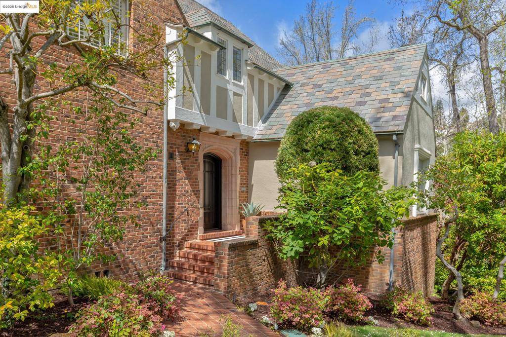 Piedmont, CA 94611,1 Sandringham Rd