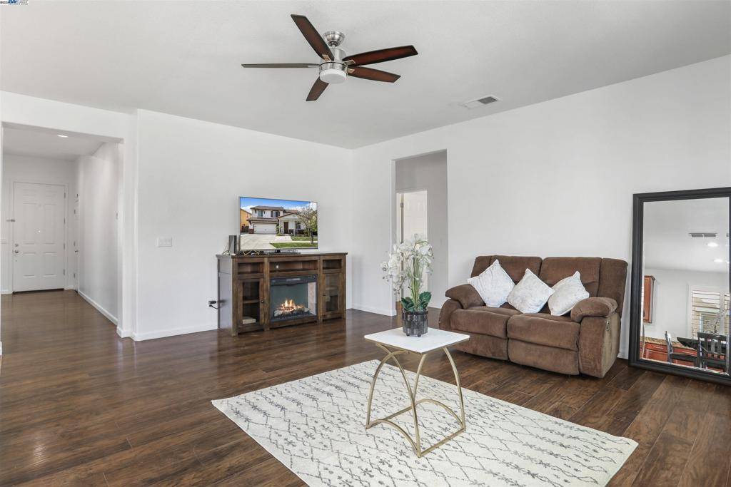 16289 Prairie Fire Court Lathrop, CA 95330
