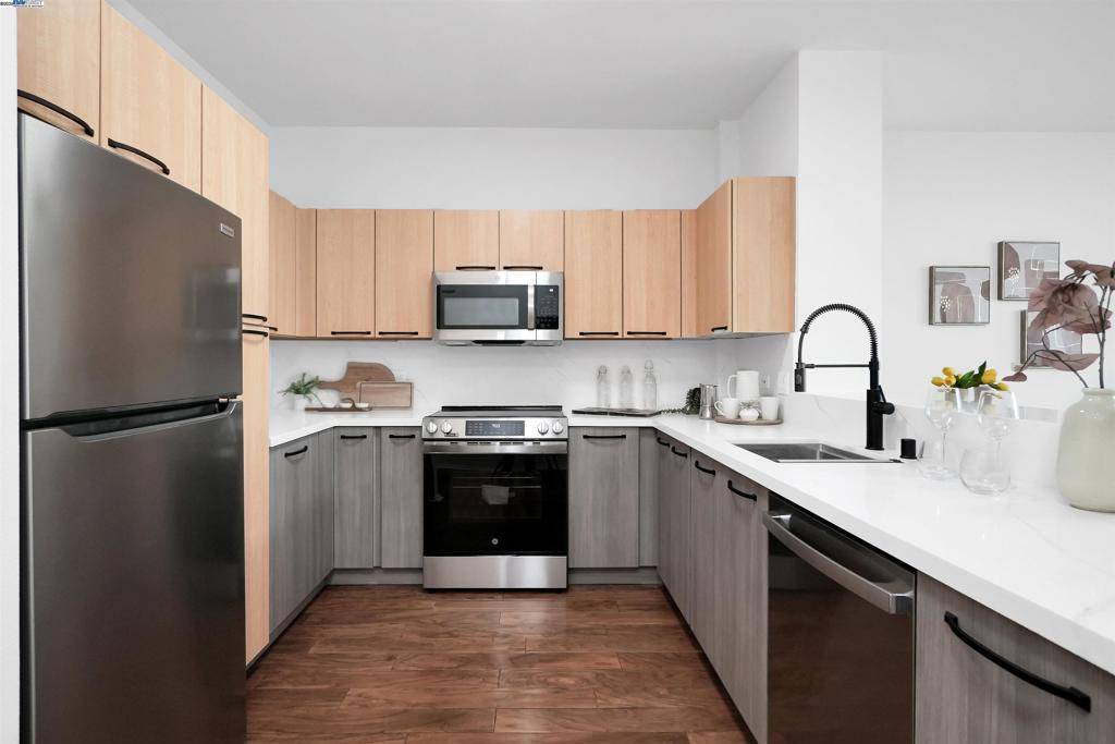 Oakland, CA 94612-4654,1 Lakeside Dr #710