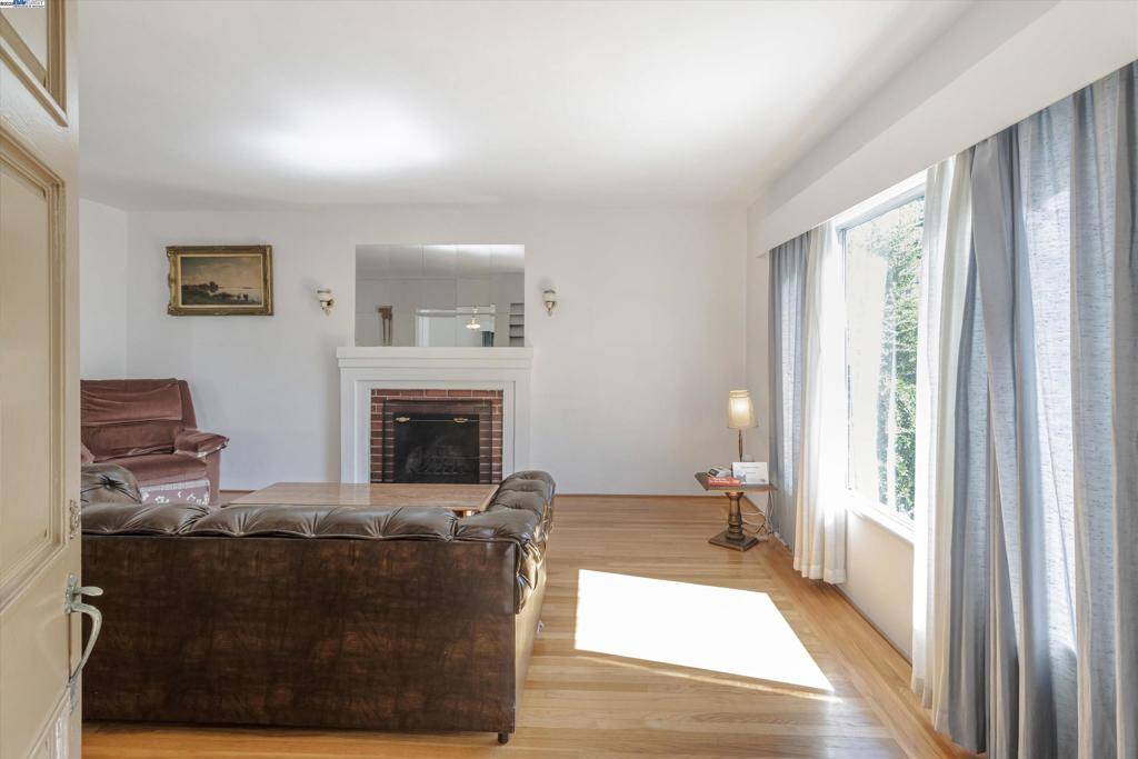 Oakland, CA 94602,3847 Fruitvale Ave