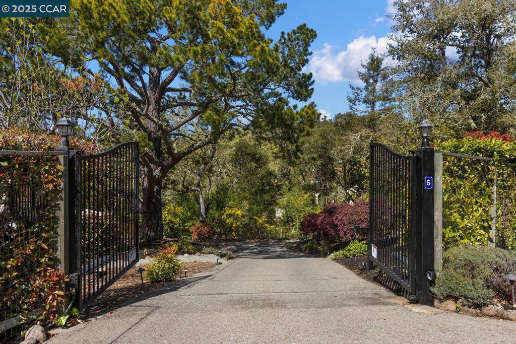 Orinda, CA 94563,5 Brookbank Road