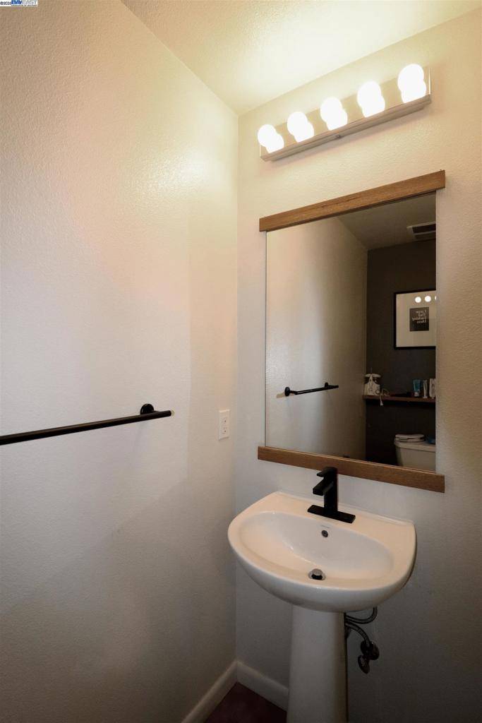 Emeryville, CA 94608,6466 Hollis St. #182