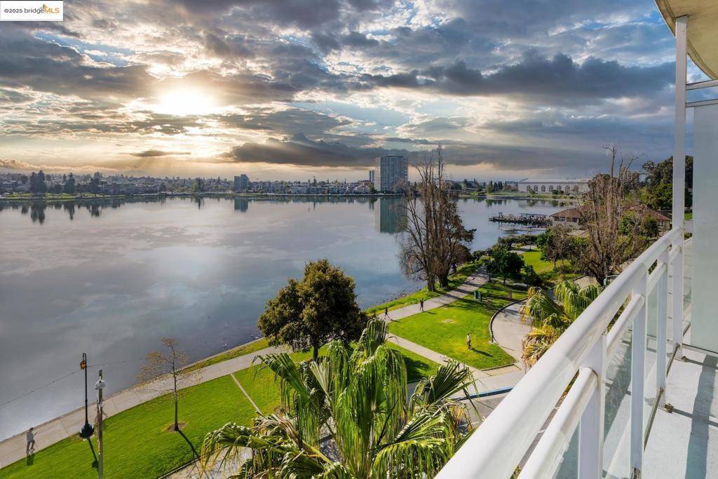 Oakland, CA 94612,1 Lakeside Dr #616
