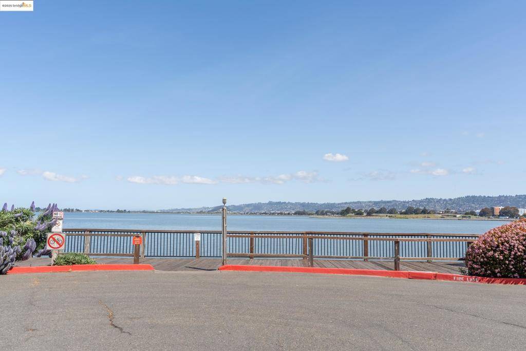 Emeryville, CA 94608,8 Captain Dr #E261
