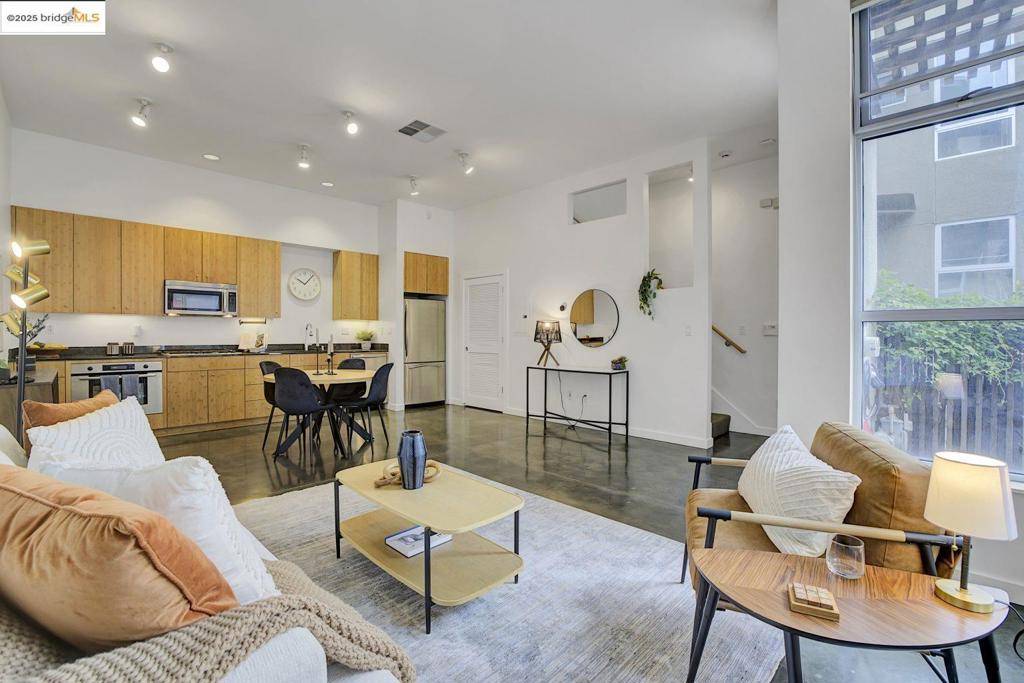 Oakland, CA 94608,4 Ealing Lane