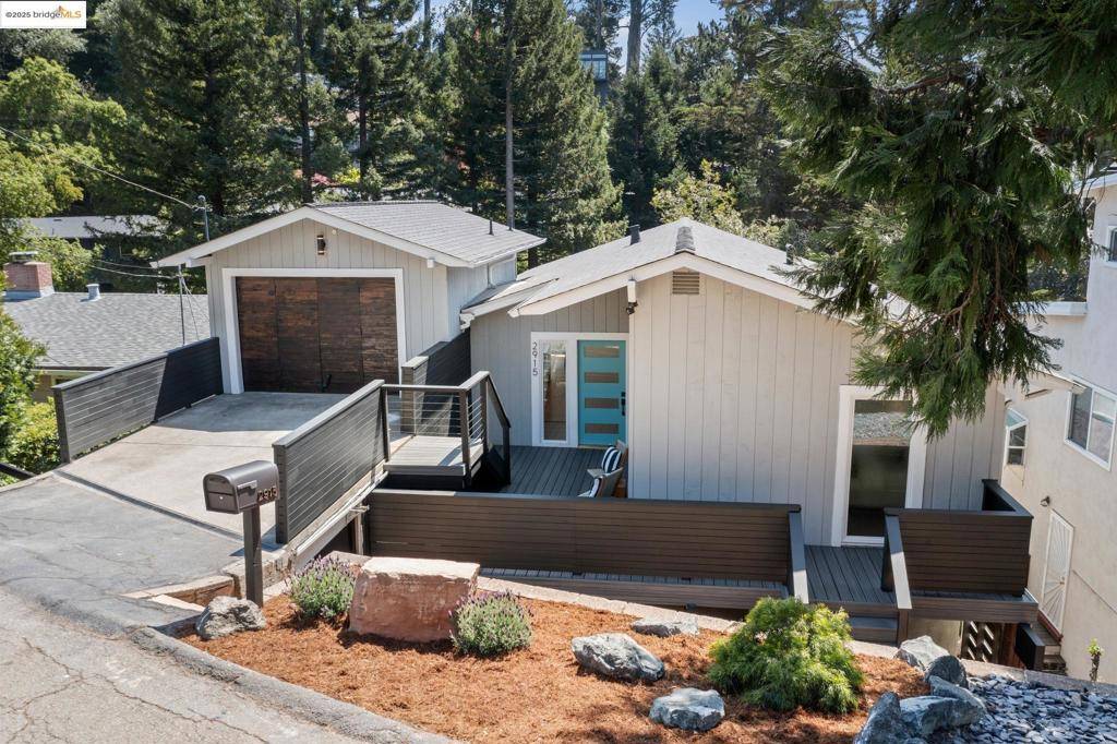 Oakland, CA 94611,2915 Holyrood Dr