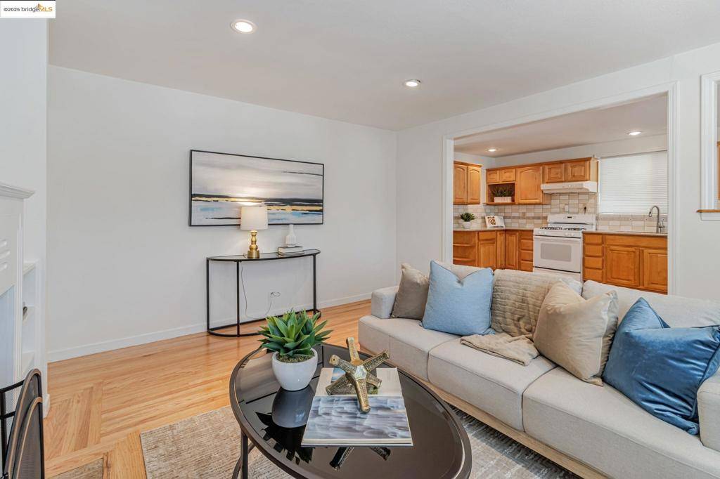 8061 Greenly Dr Oakland, CA 94605
