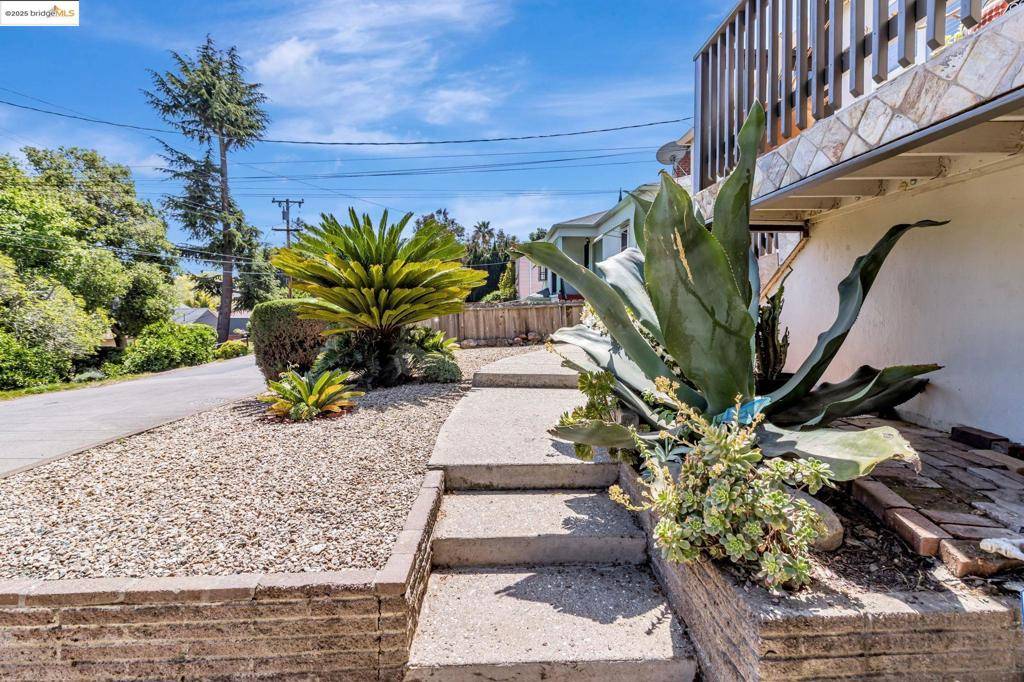 Oakland, CA 94605,8061 Greenly Dr