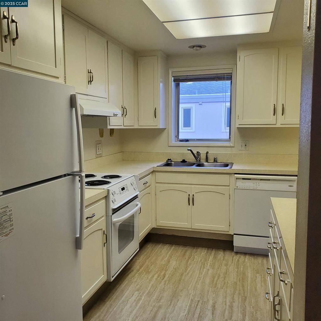 Walnut Creek, CA 94595,2000 Golden Rain Rd #1