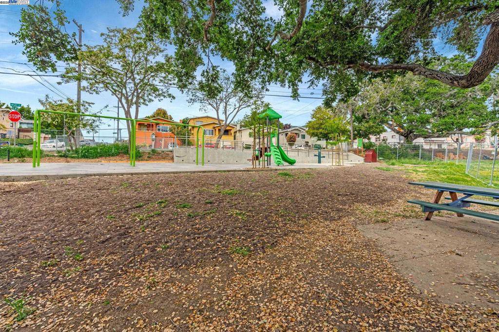 Oakland, CA 94606,2539 Highland Ave