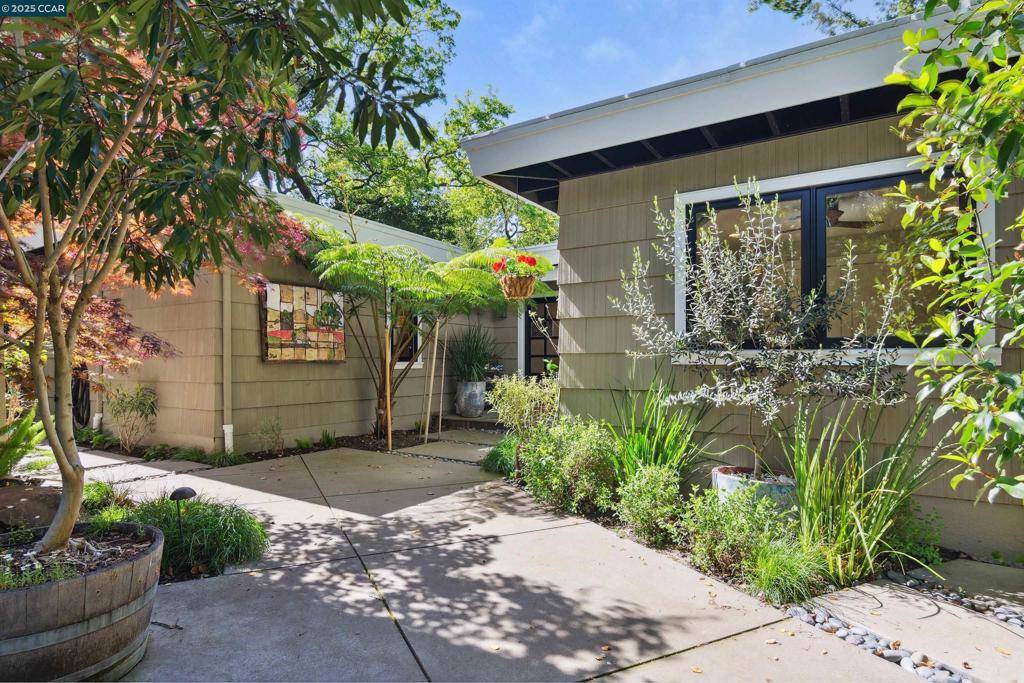 Orinda, CA 94563,20 Mira Loma Rd