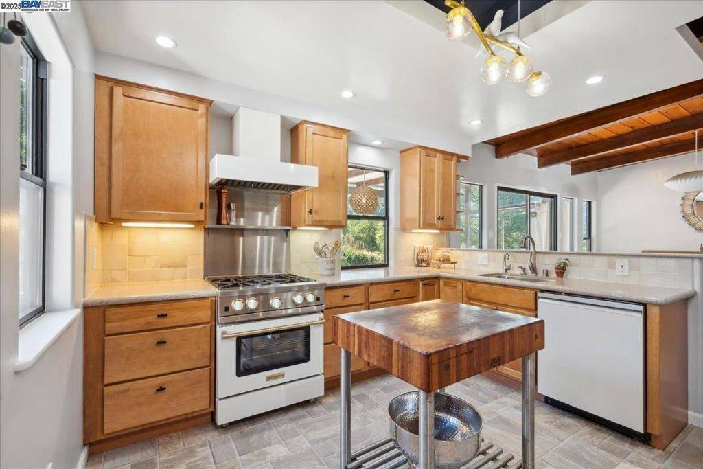 Oakland, CA 94605,3990 Fairway Ave