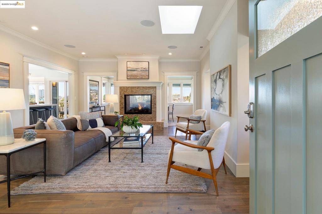 Oakland, CA 94611,687 Fairmount Ave