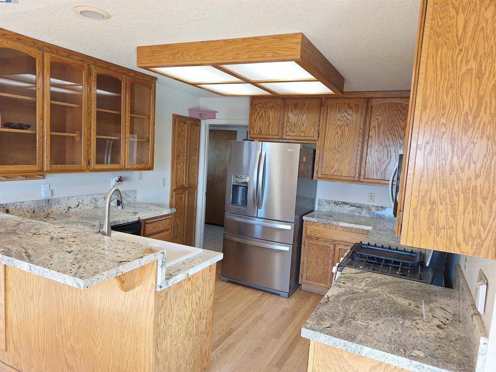 Hidden Valley Lake, CA 95467,18062 North Shore Dr