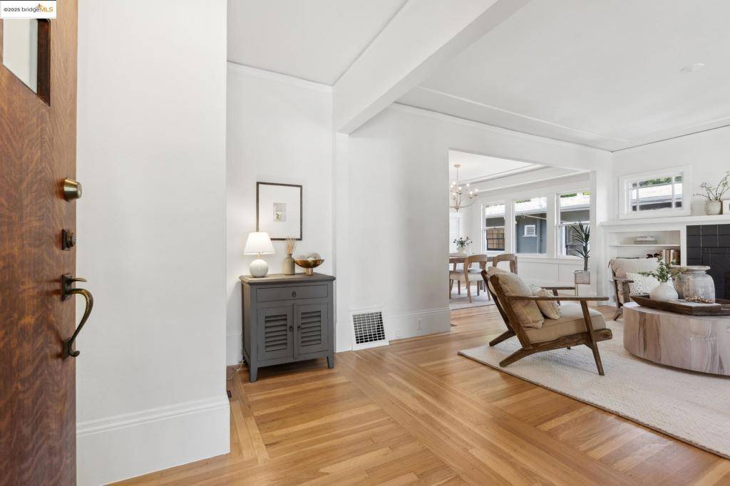 Oakland, CA 94610-1833,1552 Holman
