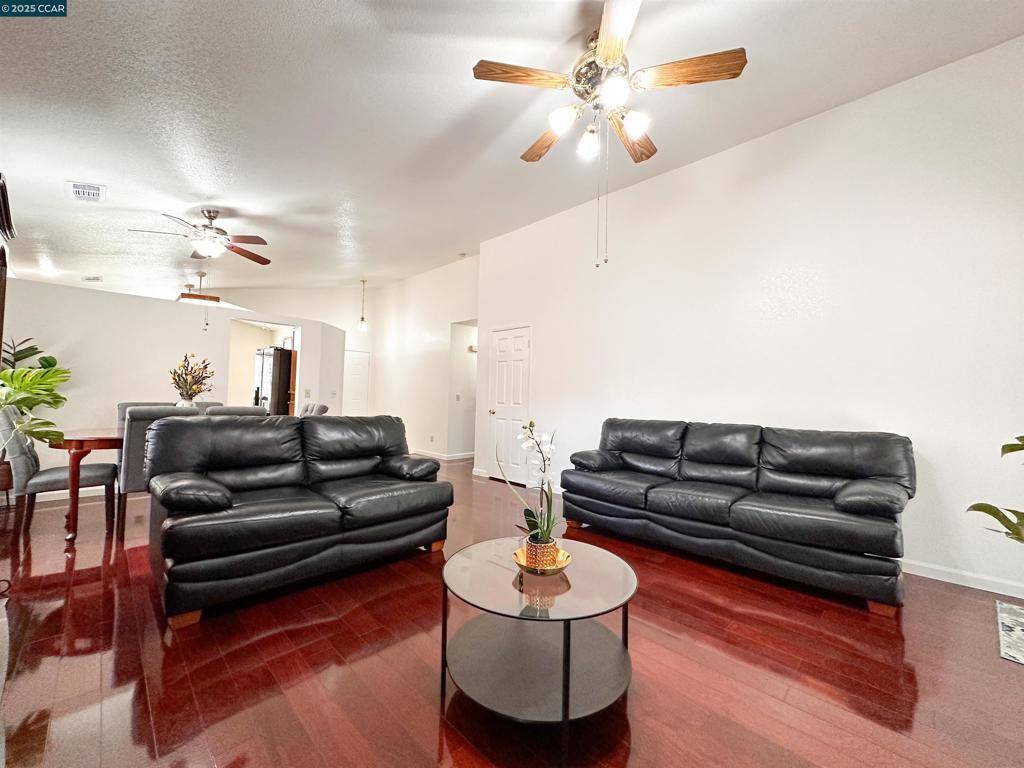 Stockton, CA 95210,5286 Barbados Cir