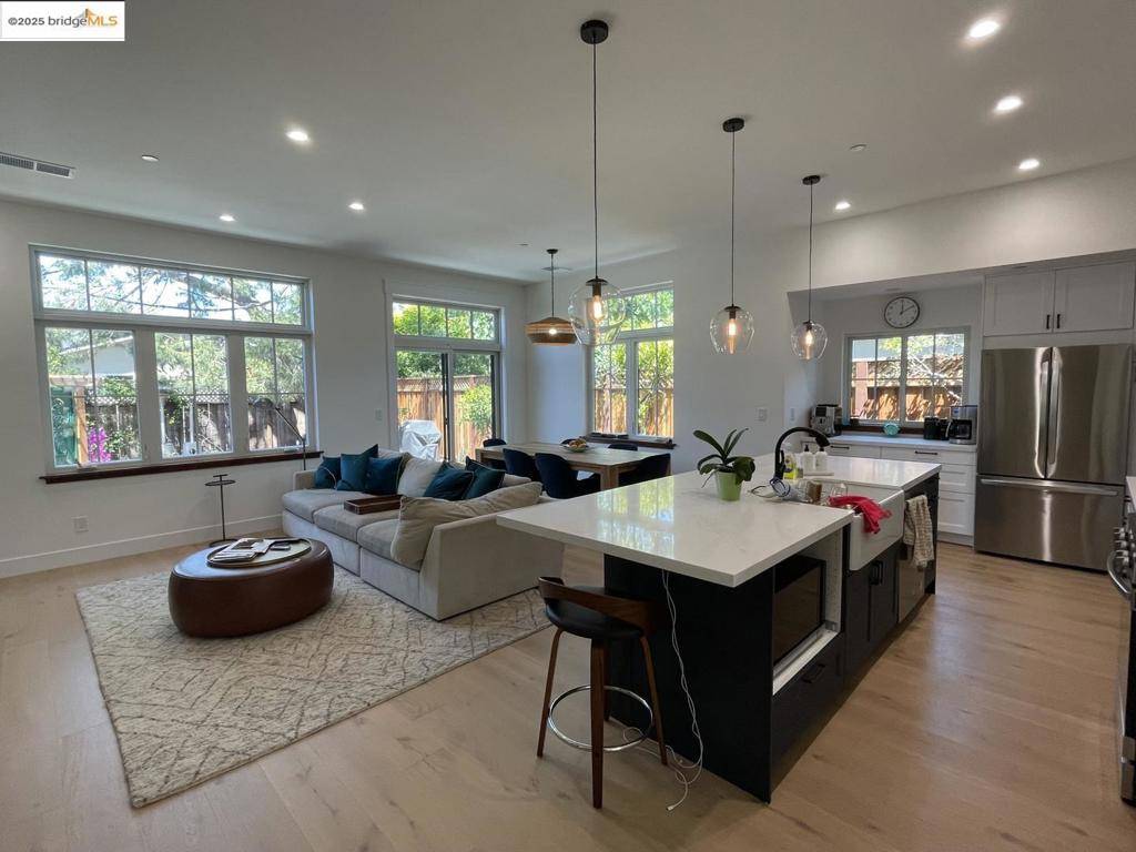 Menlo Park, CA 94025,911 Peggy LN