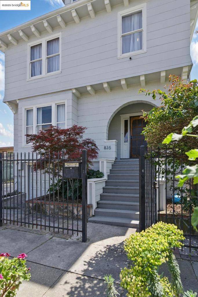 Oakland, CA 94608,835 W Macarthur