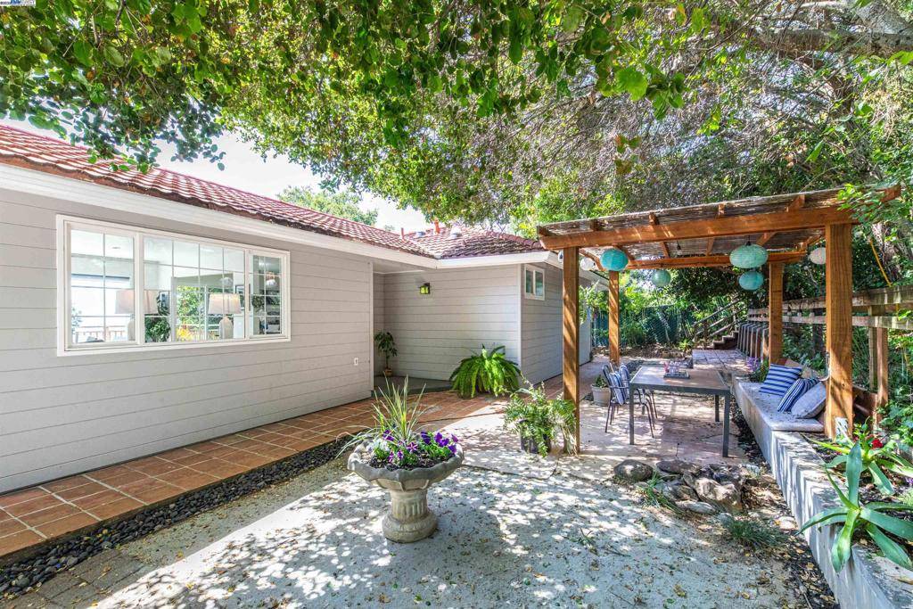 Oakland, CA 94605,7317 Sunkist Dr