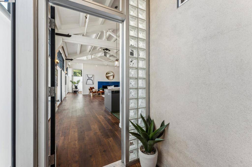 Oakland, CA 94607,311 4th St #301
