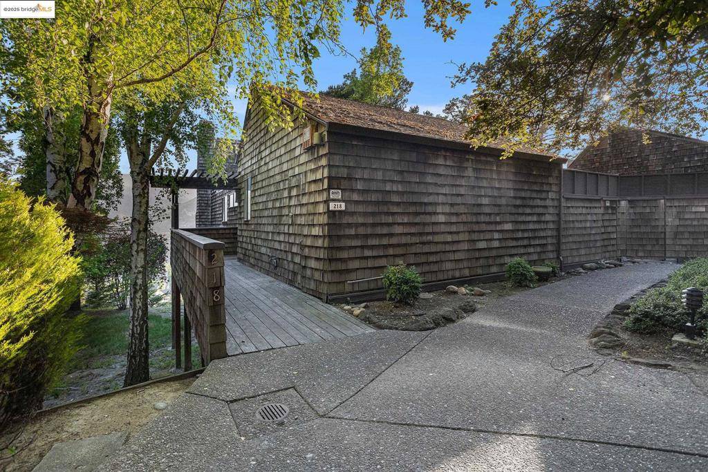 Orinda, CA 94563,218 The Knoll