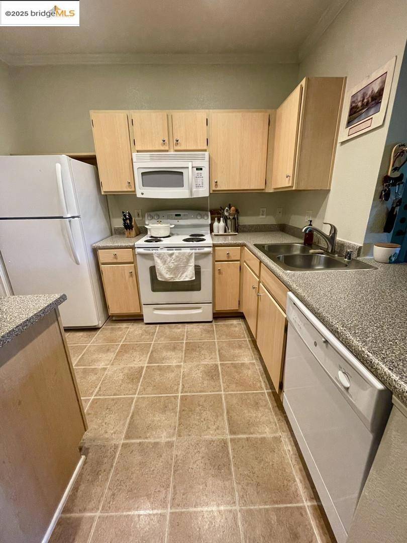 Roseville, CA 95678,701 Gibson DR ##828