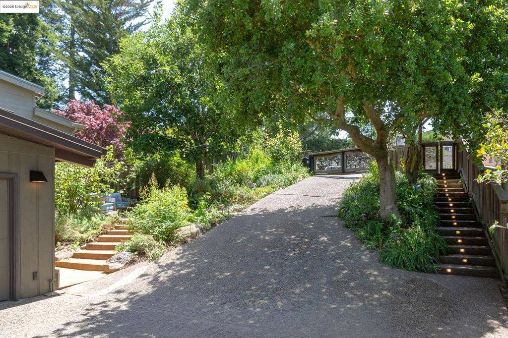 Oakland, CA 94611,20 Ascot Ct