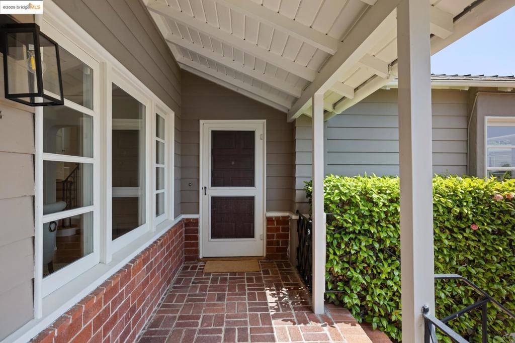 Oakland, CA 94618,492 FLORENCE AVENUE