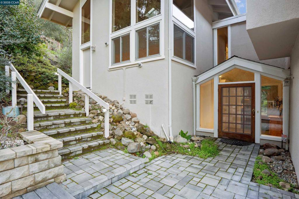 Orinda, CA 94563,35 Tiger Tail Court