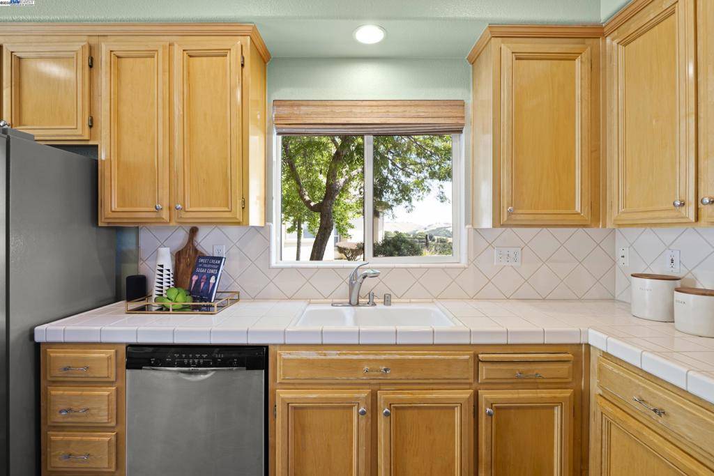 22284 E Lyndon Loop Castro Valley, CA 94552