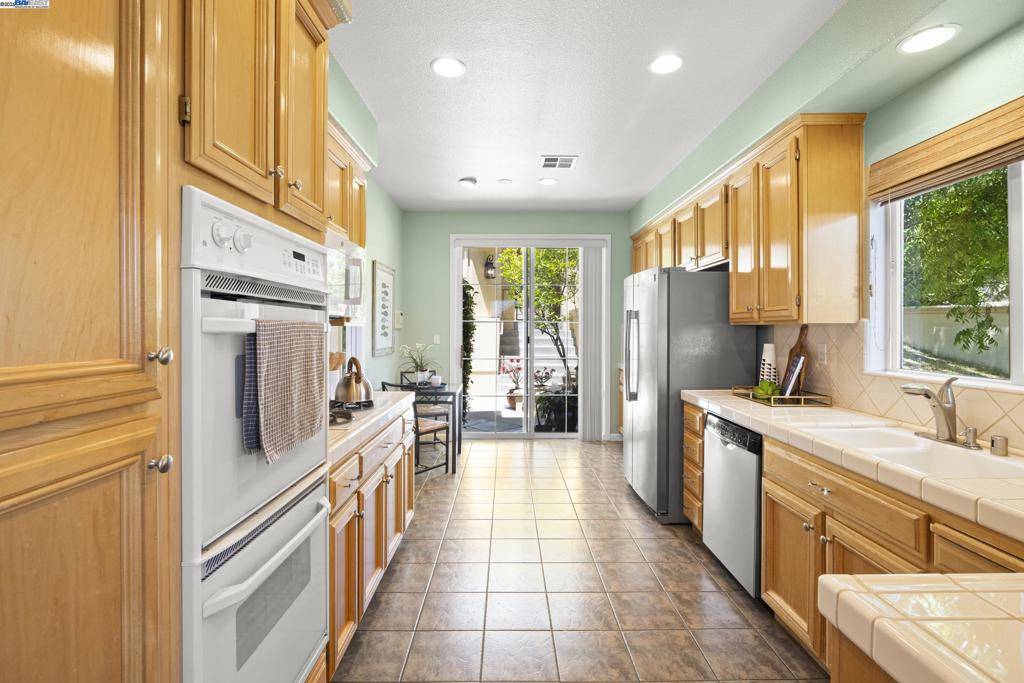 22284 E Lyndon Loop Castro Valley, CA 94552