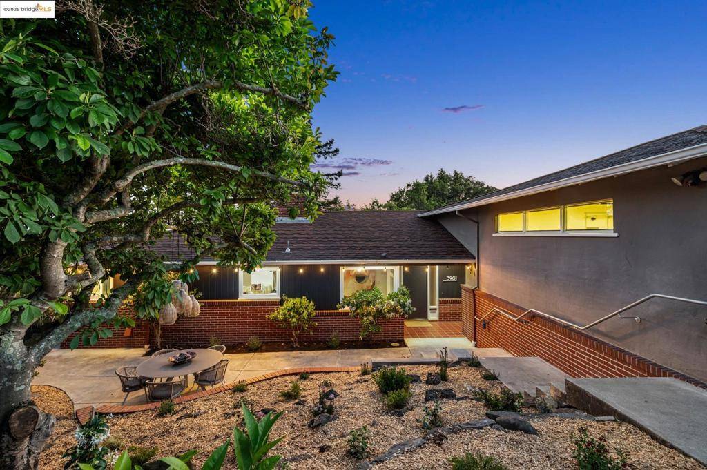 Oakland, CA 94602,3901 Oakmore Rd