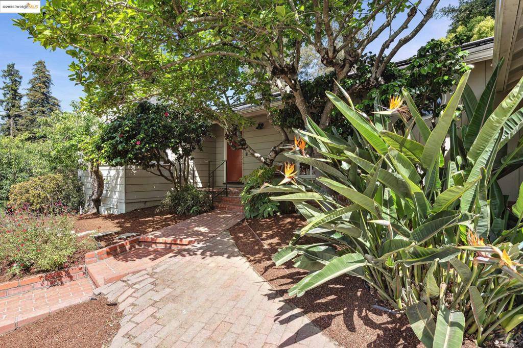 Oakland, CA 94611,5625 Snake Rd