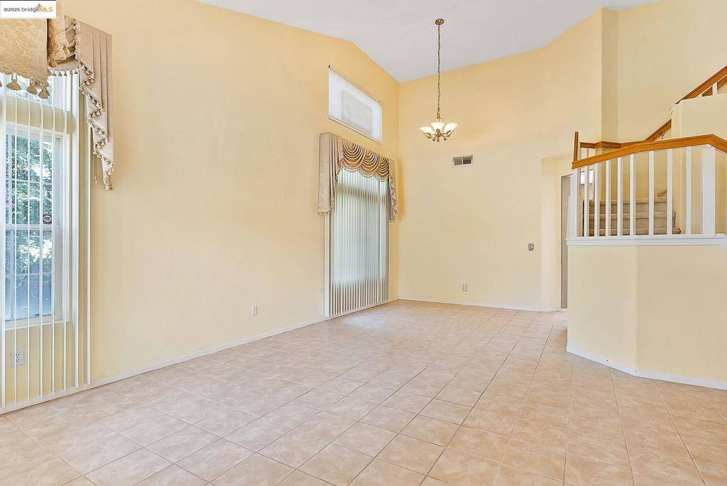 2 Quiet Path Ct Pittsburg, CA 94565
