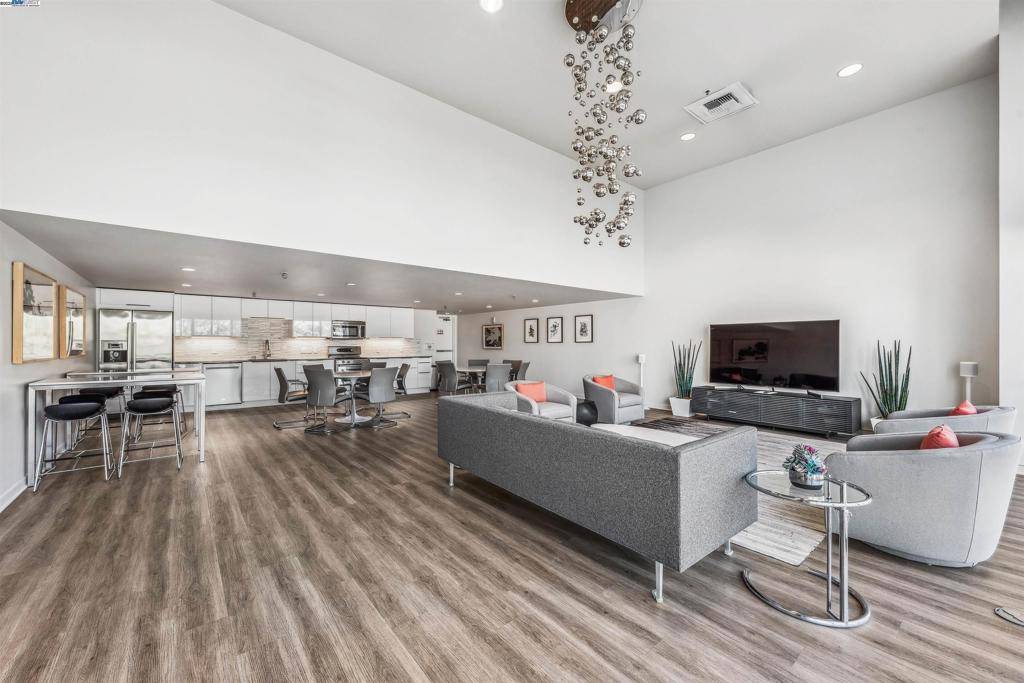 Oakland, CA 94607,222 Broadway #1402