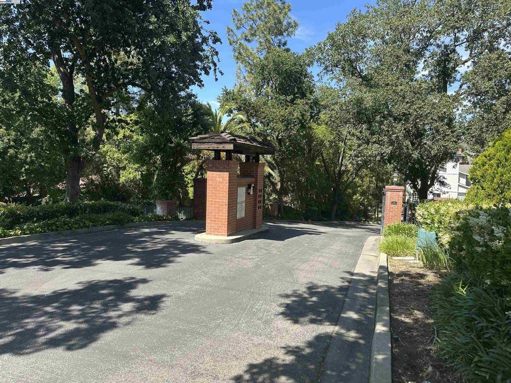 Pleasanton, CA 94550-7451,208 Heritage Ln