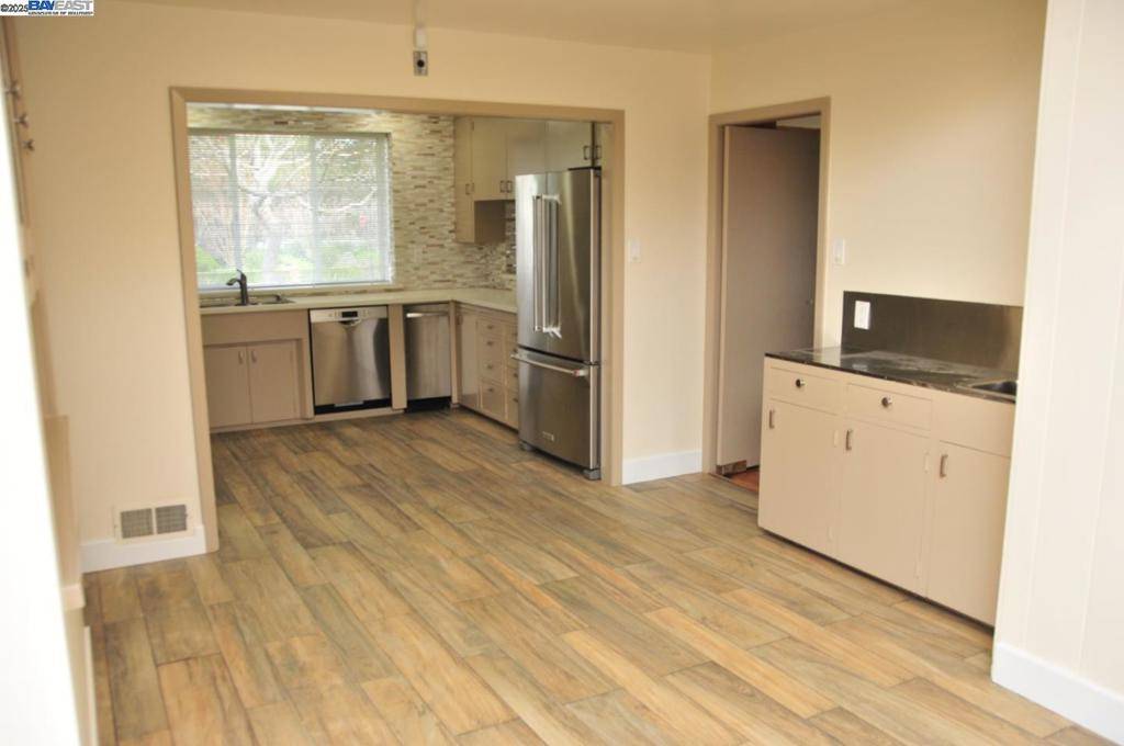 802 Center Dr Palo Alto, CA 94301